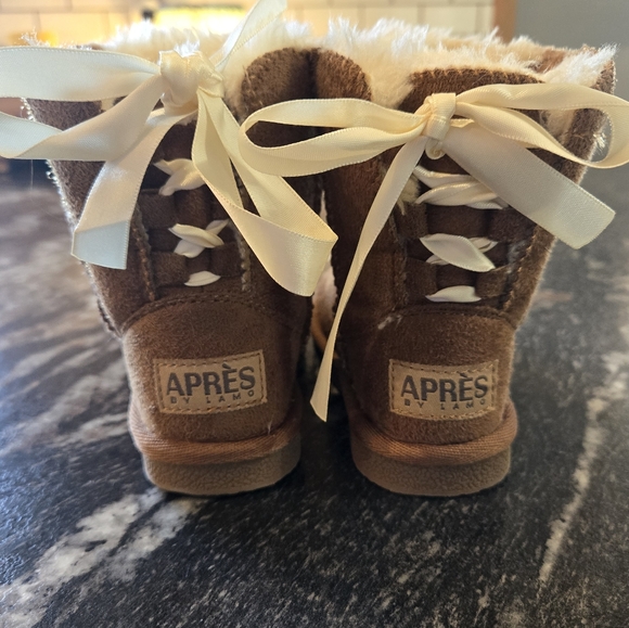 Girls Boots size 6 - Picture 1 of 4